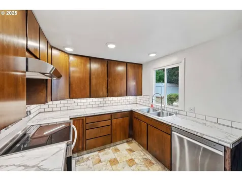 437 Simpson Avenue North Bend OR 97459