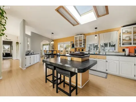 1073 NW Cypress Street Mcminnville OR 97128