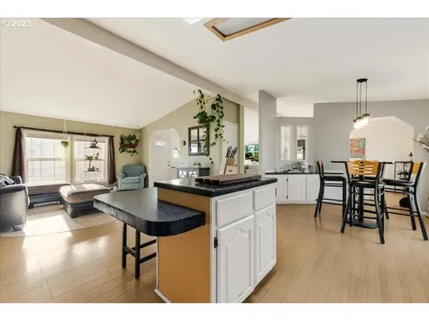 1073 NW Cypress Street Mcminnville OR 97128