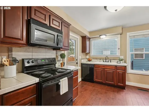 9306 SW 30th Avenue Portland OR 97219