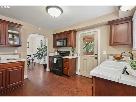 9306 SW 30th Avenue Portland OR 97219