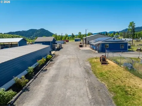 215 Lawson Lane Tenmile OR 97481
