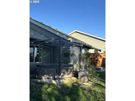 403 NE Holiday Avenue Dallas OR 97338