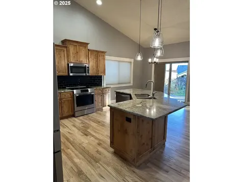 403 NE Holiday Avenue Dallas OR 97338