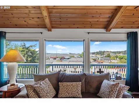 2144 Hamilton Street North Bend OR 97459