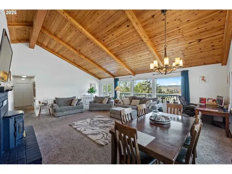2144 Hamilton Street North Bend OR 97459