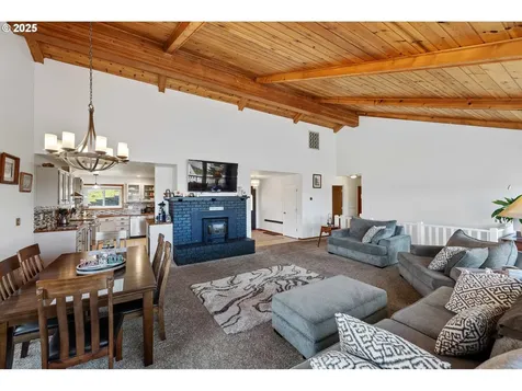 2144 Hamilton Street North Bend OR 97459
