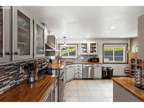 2144 Hamilton Street North Bend OR 97459