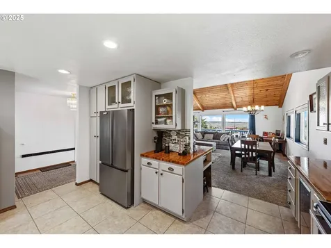 2144 Hamilton Street North Bend OR 97459