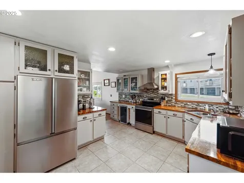2144 Hamilton Street North Bend OR 97459