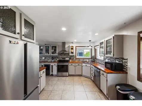 2144 Hamilton Street North Bend OR 97459