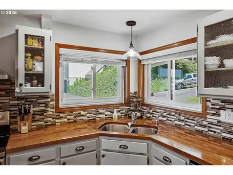 2144 Hamilton Street North Bend OR 97459