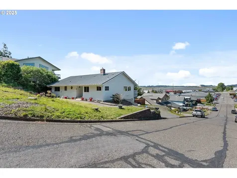 2144 Hamilton Street North Bend OR 97459