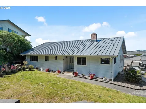 2144 Hamilton Street North Bend OR 97459