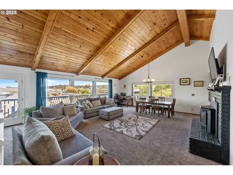 2144 Hamilton Street North Bend OR 97459