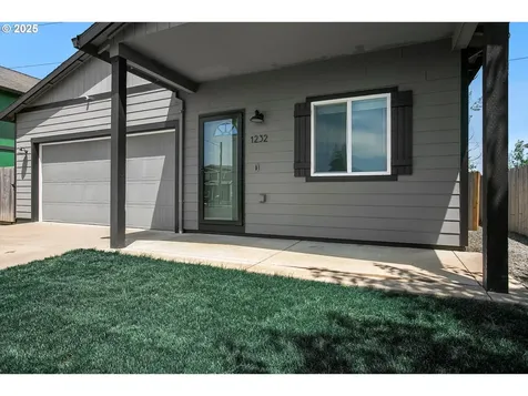 1232 W Quinalt Street Springfield OR 97477