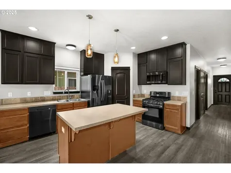1232 W Quinalt Street Springfield OR 97477