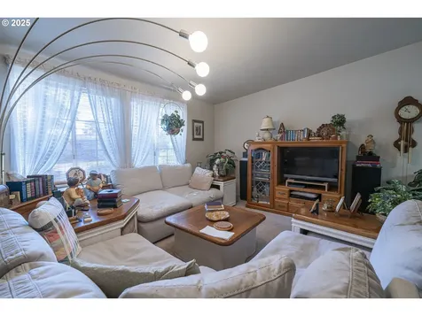 817 Woodland Avenue Woodburn OR 97071