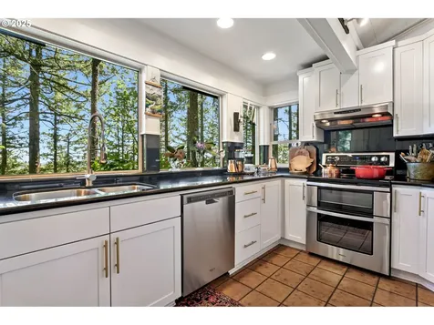 4048 SW Hewett Boulevard Portland OR 97221
