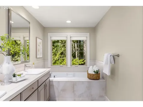 4521 Trillium Woods Lake Oswego OR 97035