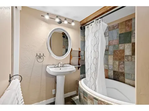 1112 S 6th Street Cottage Grove OR 97424