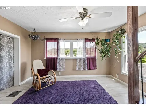 1112 S 6th Street Cottage Grove OR 97424