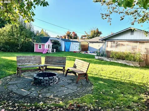 1745 T Street Springfield OR 97477