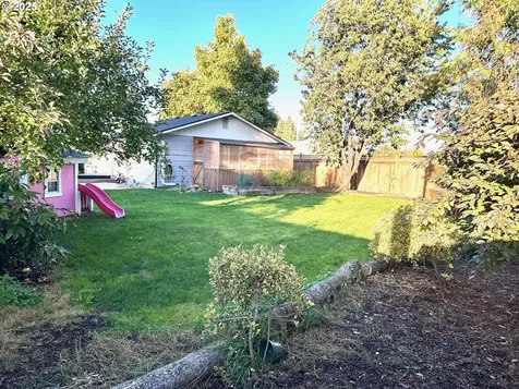 1745 T Street Springfield OR 97477