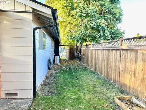 1745 T Street Springfield OR 97477