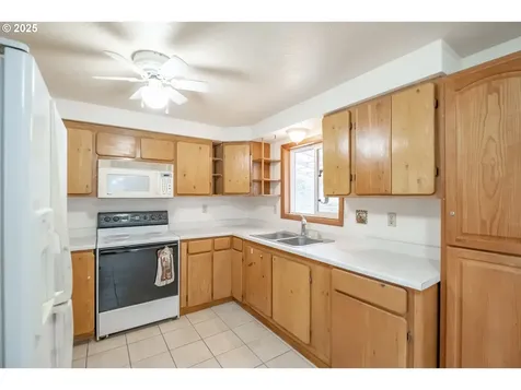 4454 York Avenue NE Salem OR 97305