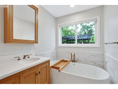2543 NE 92nd Avenue Portland OR 97220