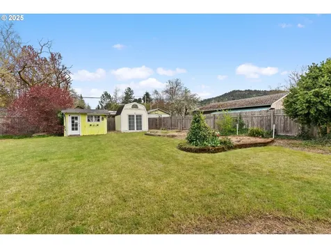 527 W Berdine Street Roseburg OR 97471