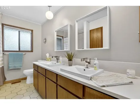 4308 SW Chesapeak Avenue Portland OR 97239