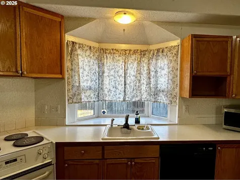 822 S 8th Street Cottage Grove OR 97424