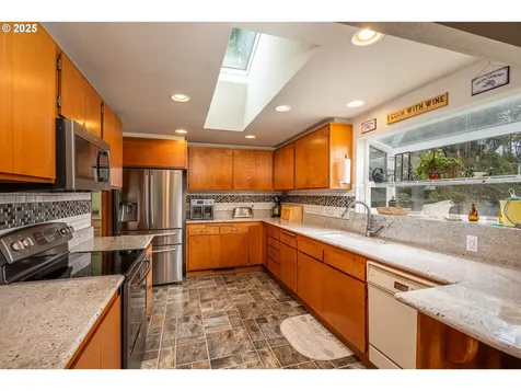 10927 E Mapleton Road Mapleton OR 97453