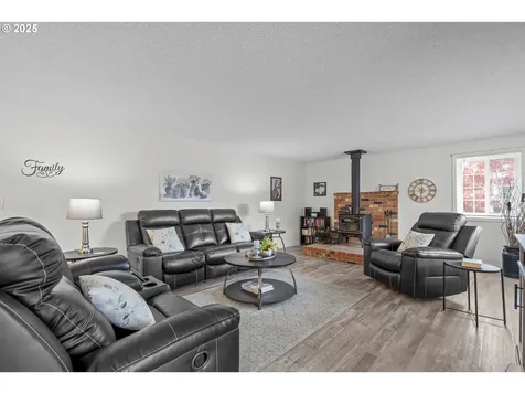 1939 Nut Tree Drive NW Salem OR 97304