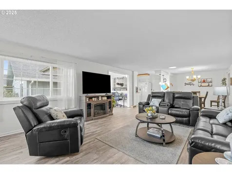 1939 Nut Tree Drive NW Salem OR 97304