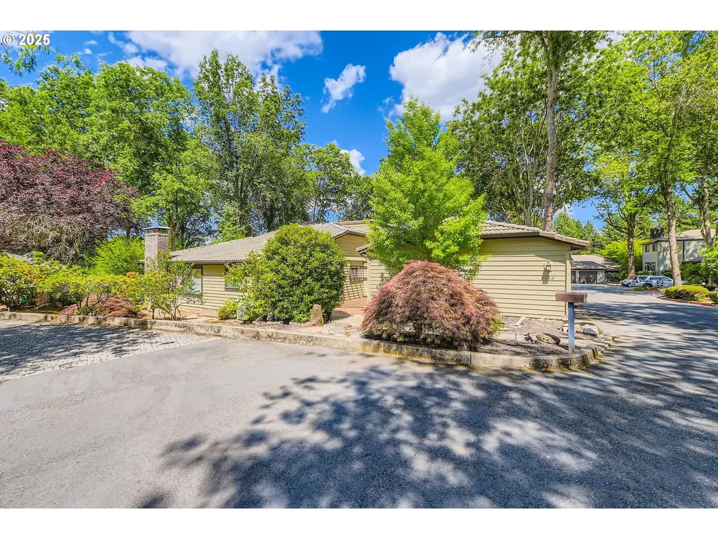 7582 SW Cresmoor Drive Beaverton OR 97008