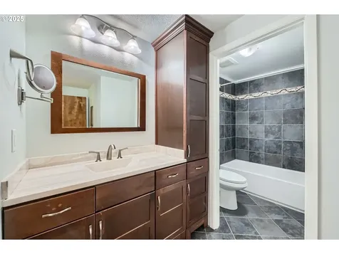7582 SW Cresmoor Drive Beaverton OR 97008