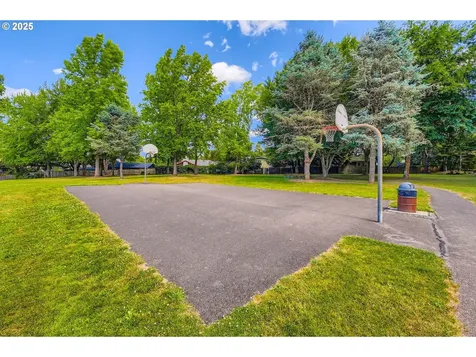 7582 SW Cresmoor Drive Beaverton OR 97008