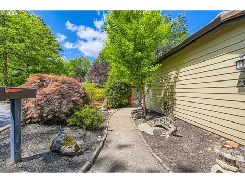 7582 SW Cresmoor Drive Beaverton OR 97008