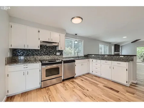 7582 SW Cresmoor Drive Beaverton OR 97008
