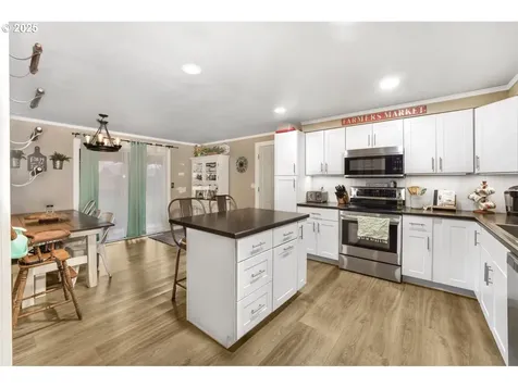 402 S 44th Street Springfield OR 97478