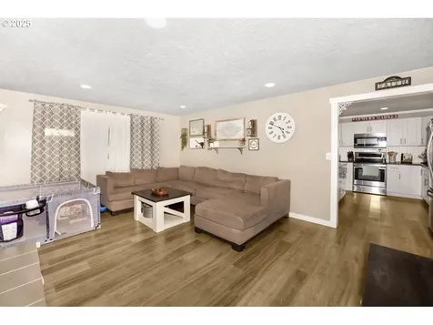 402 S 44th Street Springfield OR 97478