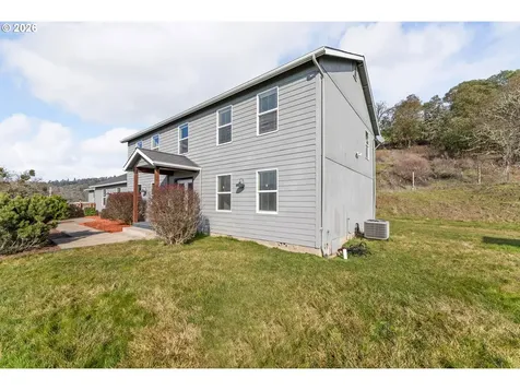 3257 NE Follett Street Roseburg OR 97470