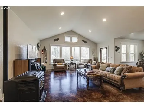 22243 E Hiawatha Road Rhododendron OR 97049