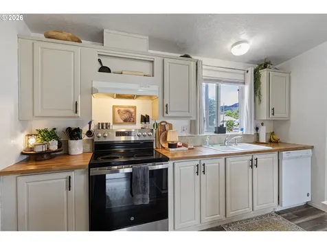 426 Cedar Street Yoncalla OR 97499