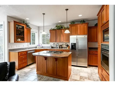 1401 Ranier Loop NW Salem OR 97304