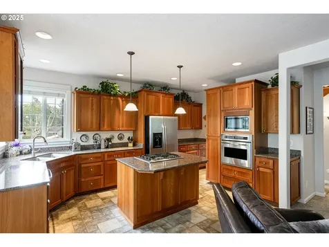 1401 Ranier Loop NW Salem OR 97304