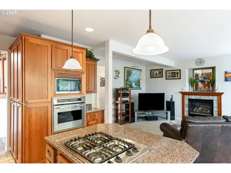 1401 Ranier Loop NW Salem OR 97304